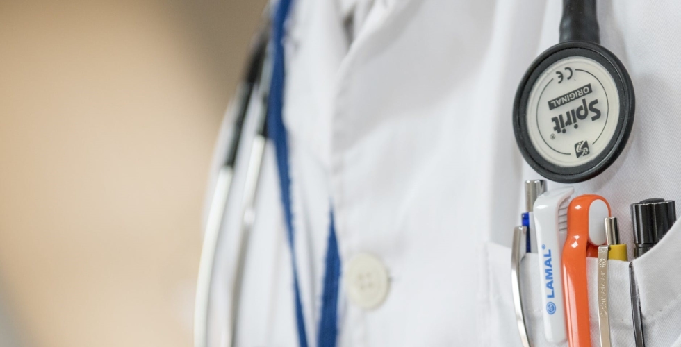 Emergency Dentist Vs. Oral Surgeon: Which Do You Need?